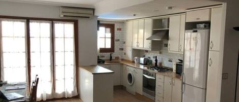 Frigorífico, microondas, horno y lavavajillas