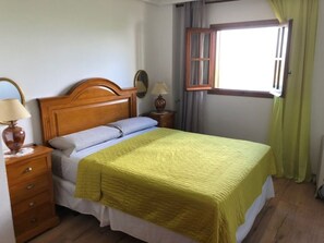 3 bedrooms, free WiFi, bed sheets - Modern beachside apartment a few minutes walk from shops, bars and restaurants.  (VC)