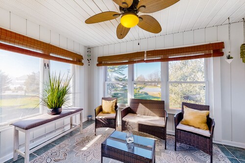 Bethany Meadows condo with new owners, pool & tennis court - close to everything