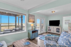 TV, peis, DVD-spiller og bøker