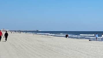 Playa en los alrededores, camastros y toallas de playa