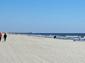 Playa en los alrededores, camastros y toallas de playa 