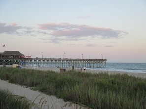 Playa en los alrededores, camastros y toallas de playa 