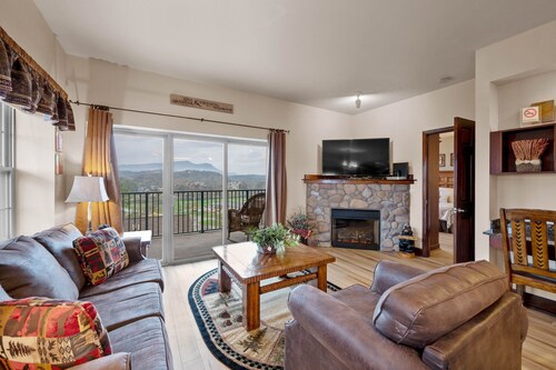 Stunning Smoky Mountain views! Minutes from Leconte Center and Dollywood