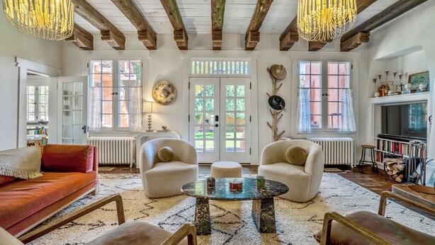 Smart TV, chimenea, libros y biblioteca musical