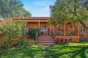 Outdoor dining - Stunning Historic Eastside Adobe Estate with Casita (Santa Fe)