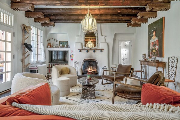 Smart TV, fireplace, books, music library - Stunning Historic Eastside Adobe Estate with Casita (Santa Fe)