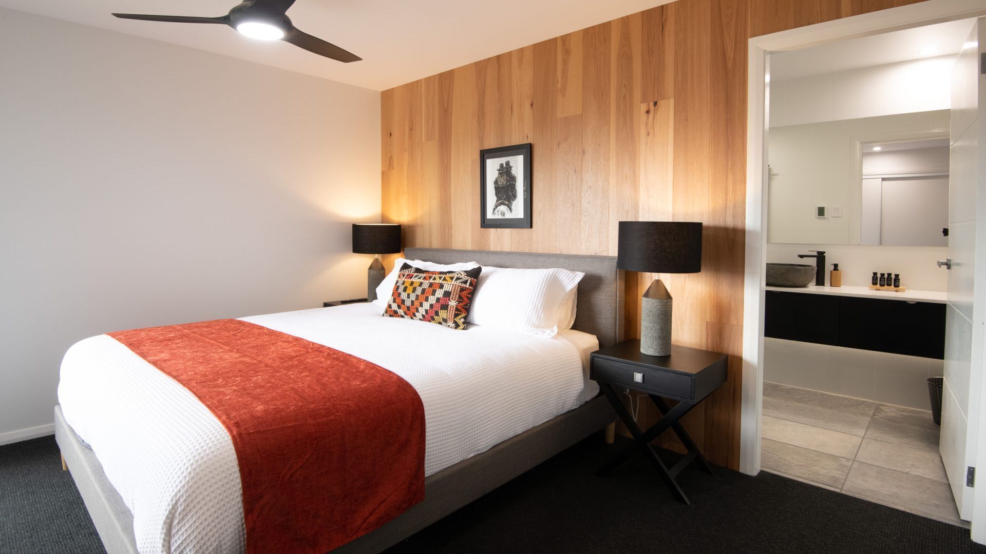 Black Diamond Retreat - Luxury 3BR Home l Lake Views l Fire Pit l WiFi l Bath — image 6