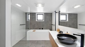 Bañera, secador de pelo