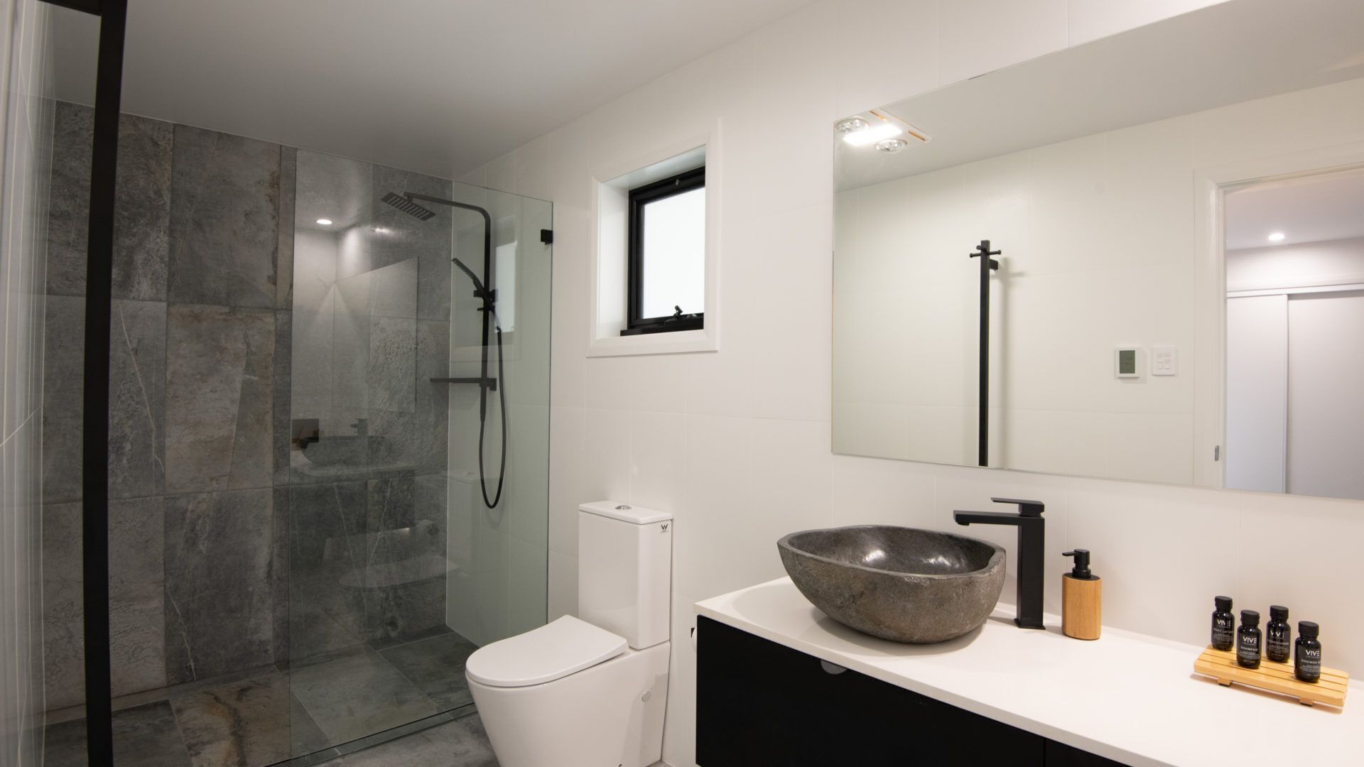 Black Diamond Retreat - Luxury 3BR Home l Lake Views l Fire Pit l WiFi l Bath — image 13