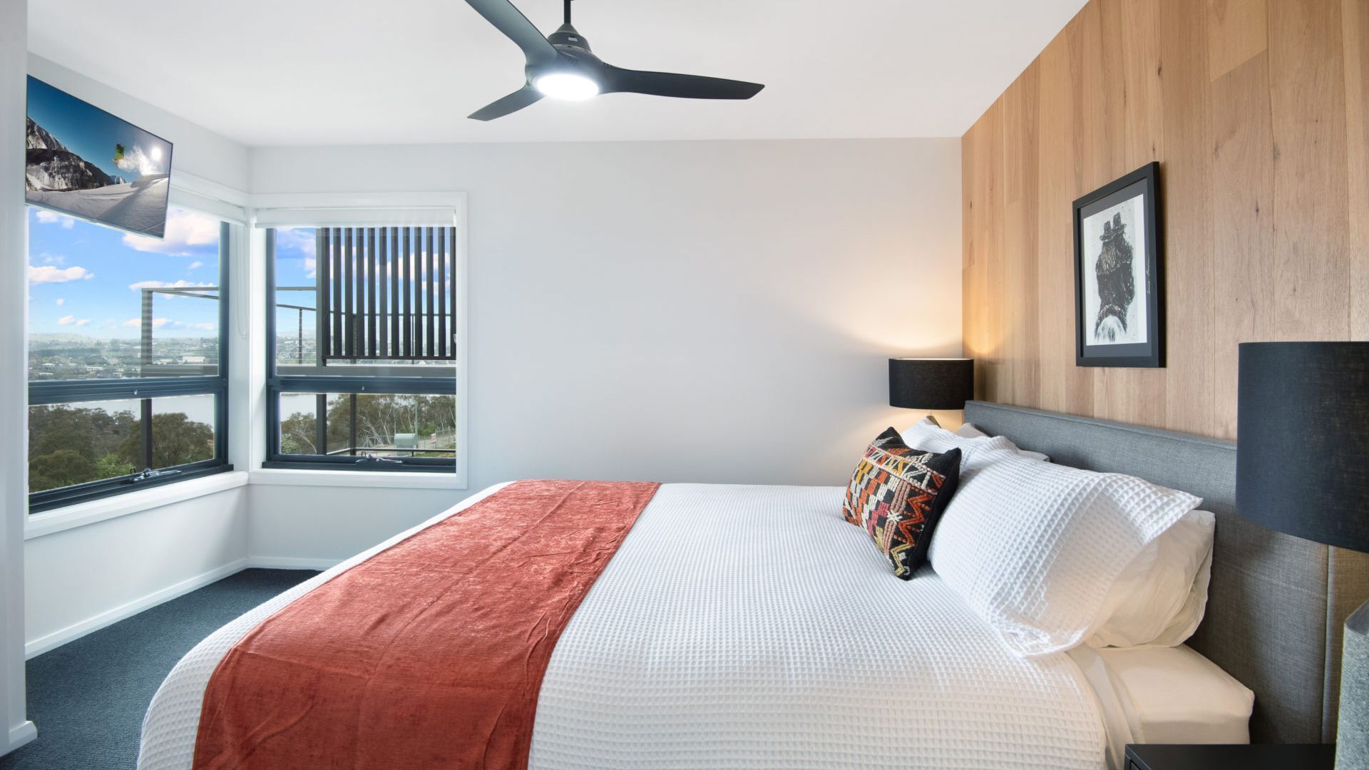 Black Diamond Retreat - Luxury 3BR Home l Lake Views l Fire Pit l WiFi l Bath — image 5