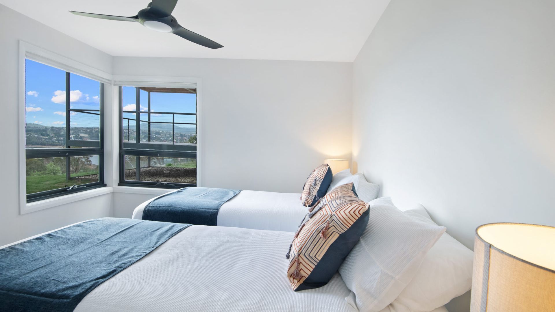 Black Diamond Retreat - Luxury 3BR Home l Lake Views l Fire Pit l WiFi l Bath — image 14