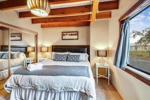 5 quartos, ferros/tábuas de passar roupa, berço de viagem