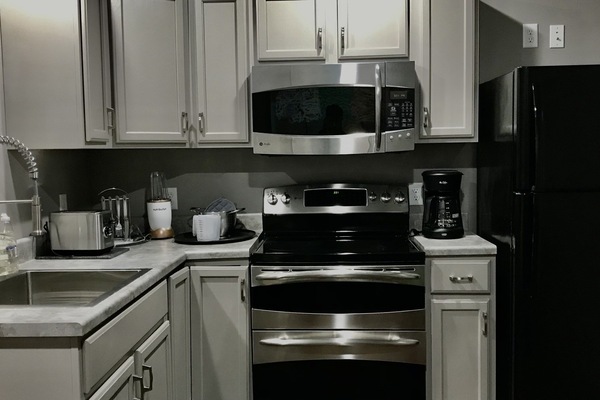 Full-sized fridge, microwave, oven, stovetop