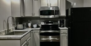 Frigorifero con congelatore, microonde, forno, piano cottura