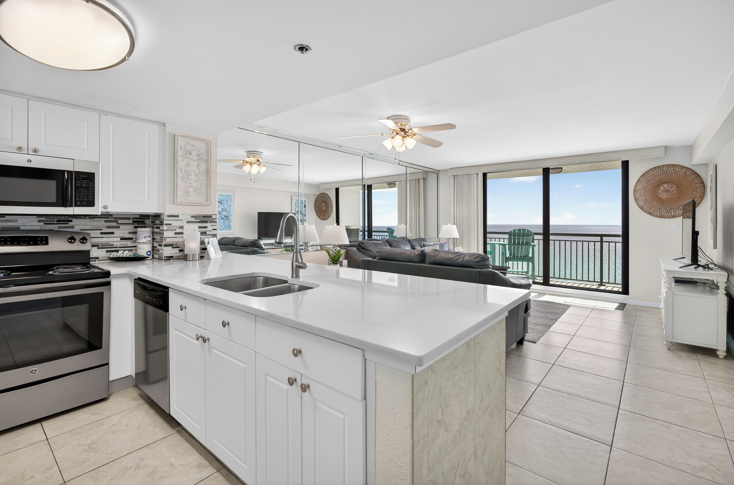 Geladeira, micro-ondas, fogão, cooktop