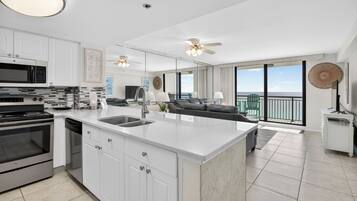 Geladeira, micro-ondas, fogão, cooktop