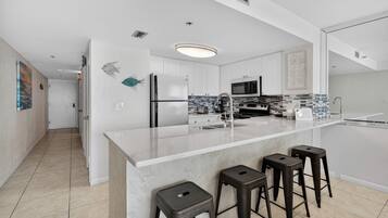 Køleskab, mikrobølgeovn, ovn, kogeplade