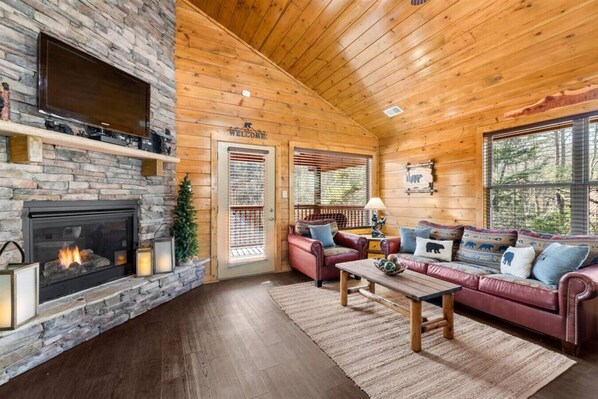 Älytelevisio, takka, pöytäjalkapallopöytä, kirjoja