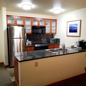 Jääkaappi, mikroaaltouuni, uuni, liesi