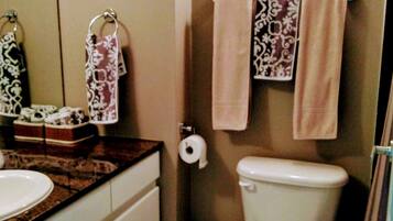 Ensemble douche/baignoire, sĂšche-cheveux, serviettes fournies, savon