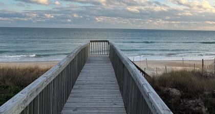 BreeSea, Ocean Front Family Beach Home! Beautiful Sunrise. Great Beach location!