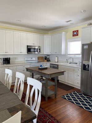 Fridge, microwave, oven, stovetop - BreeSea, Ocean Front Family Beach Home! Beautiful Sunrise. Great Beach location! (Surf City)