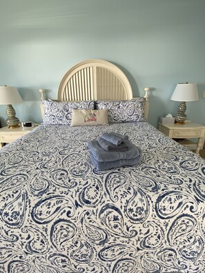 5 bedrooms, free WiFi, bed sheets - BreeSea, Ocean Front Family Beach Home! Beautiful Sunrise. Great Beach location! (Surf City)