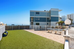 Property grounds - Gorgeous Oceanside Oasis w/ Heated Pool, Oceanfront Patio & Steps to the Beach 🏖️☀️ (Satellite Beach)