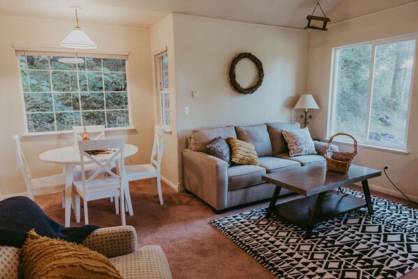 Living area - Forest Cottage (Cloverdale)