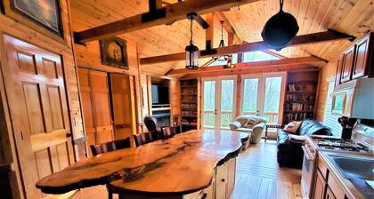 Secluded mountain cabin w. amazing views on 12 acres 3 miles to Blue Ridge Pkwy!