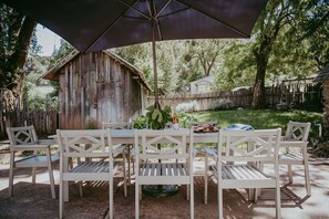 Outdoor dining - The Victorian (Cloverdale)