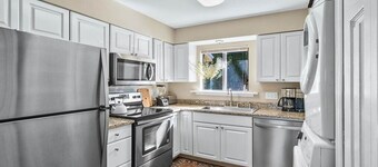 King Bed! Cozy Amelia Island Gem just steps to the beach. 