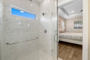 Combined shower/tub, towels