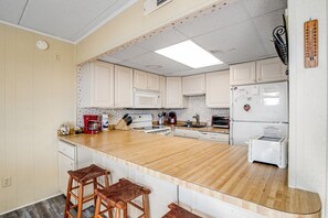 Fridge, microwave, oven, stovetop - Inviting top-floor condo with amazing ocean views, large balcony, & fast WiFi (Ocean City)