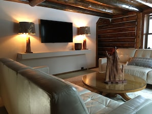 Smart TV, fireplace, DVD player, table football - Secluded Log Cabin on 300 Acres Near the Heart of Amish Country Ohio (Stone Creek)