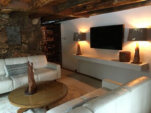 TV connectée, cheminée, lecteur de DVD, baby-foot