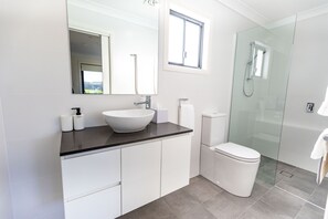 Dusj, hårføner, håndklær og såpe