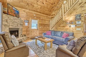 Smart TV, fireplace, ping pong - Wall of Windows and Hot Tub Among Smoky Mountain Treetops! (Sevierville)