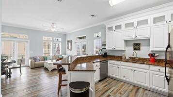 KylskÄp, mikrovÄgsugn, ugn och spishÀll