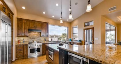 Homey, desert gem with private pool & Spa with amazing views!