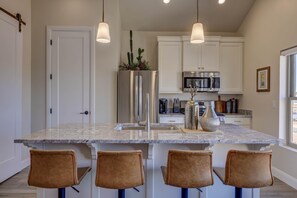 Jääkaappi, mikroaaltouuni, uuni, liesi