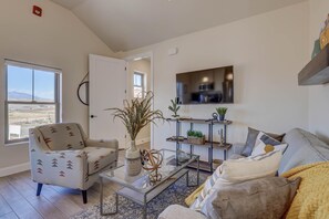 TV - Peaceful | Clean | Get-a-way!  | Sunsets and Palms Casita (Washington)