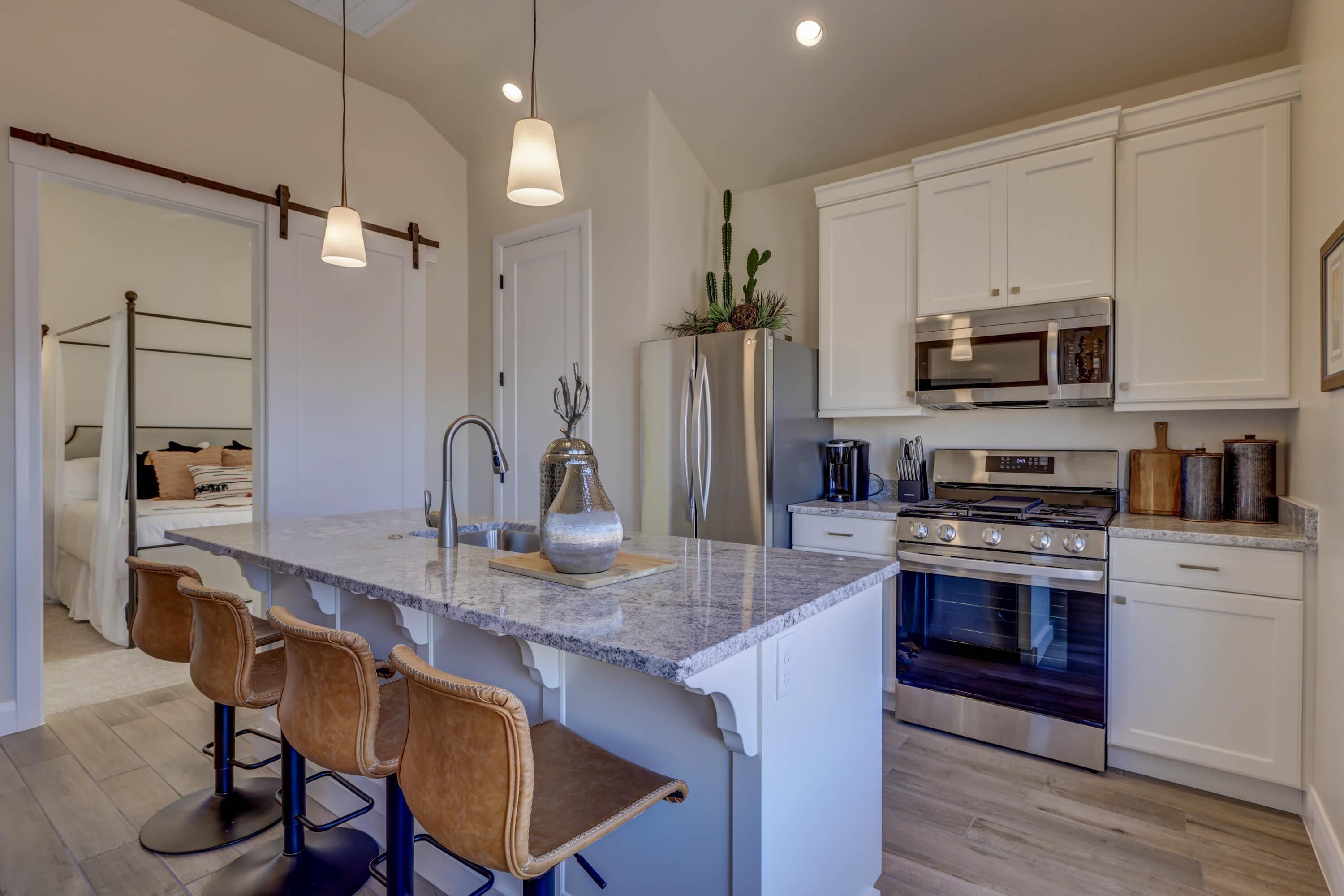 Réfrigérateur, four à micro-ondes, un four, surface de cuisson