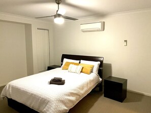 4 chambres, coffres-forts dans les chambres, fer et planche à repasser