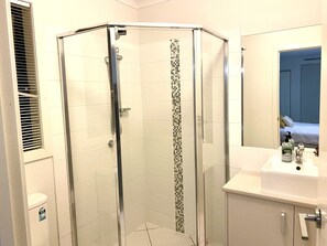 Toallas, jabón, shampoo, papel de baño 