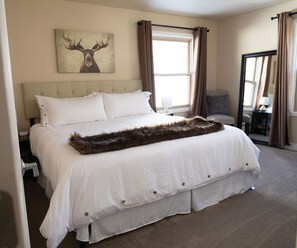 2 bedrooms, desk, iron/ironing board, free WiFi - Stunning, Conveniently Located 2-BR Condo Close To Legendary Vail, CO Ski Slopes (Vail)