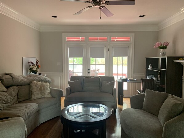 TV, ping pong, books - Vacation Home with Pool Perfect for Masters Rental (Martinez)