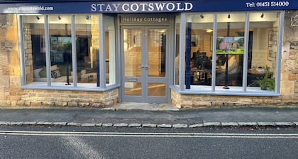 Dog friendly one bed holiday cottage in Fairford - Wood Cottage