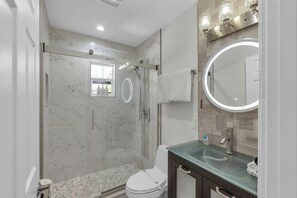 Douche, séchoir à cheveux, serviettes fournies, savon